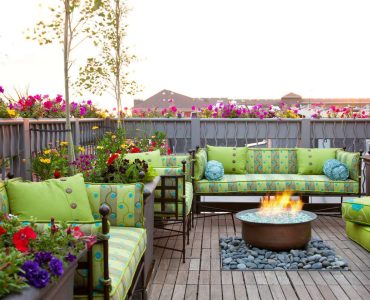Decorate Your Deck For Outdoor Entertaining