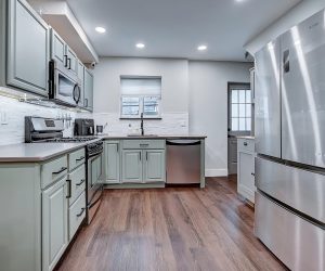 What color cabinets with oak floor