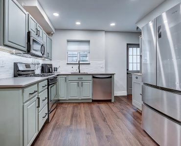 What color cabinets with oak floor
